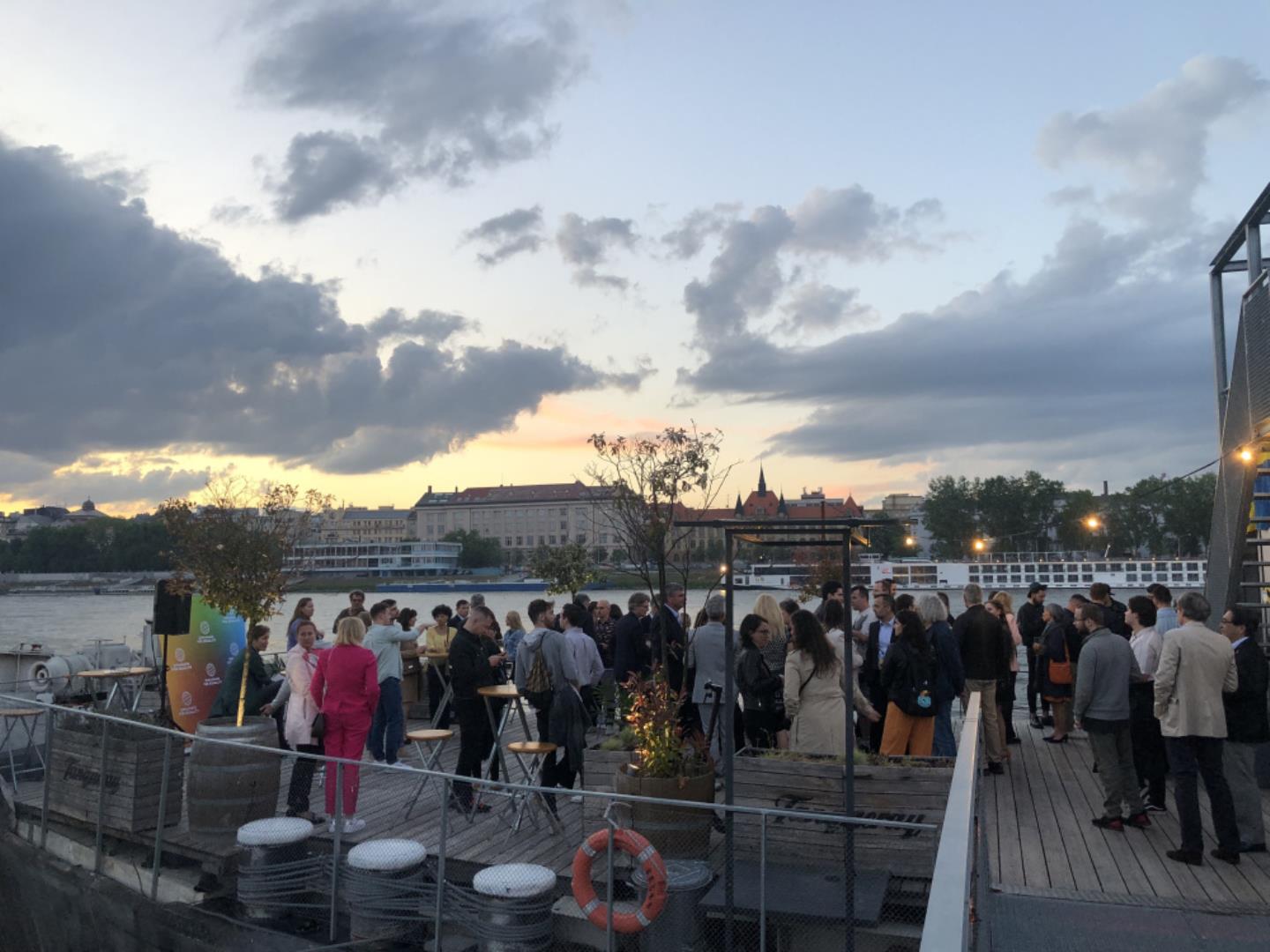 Sundeck 7