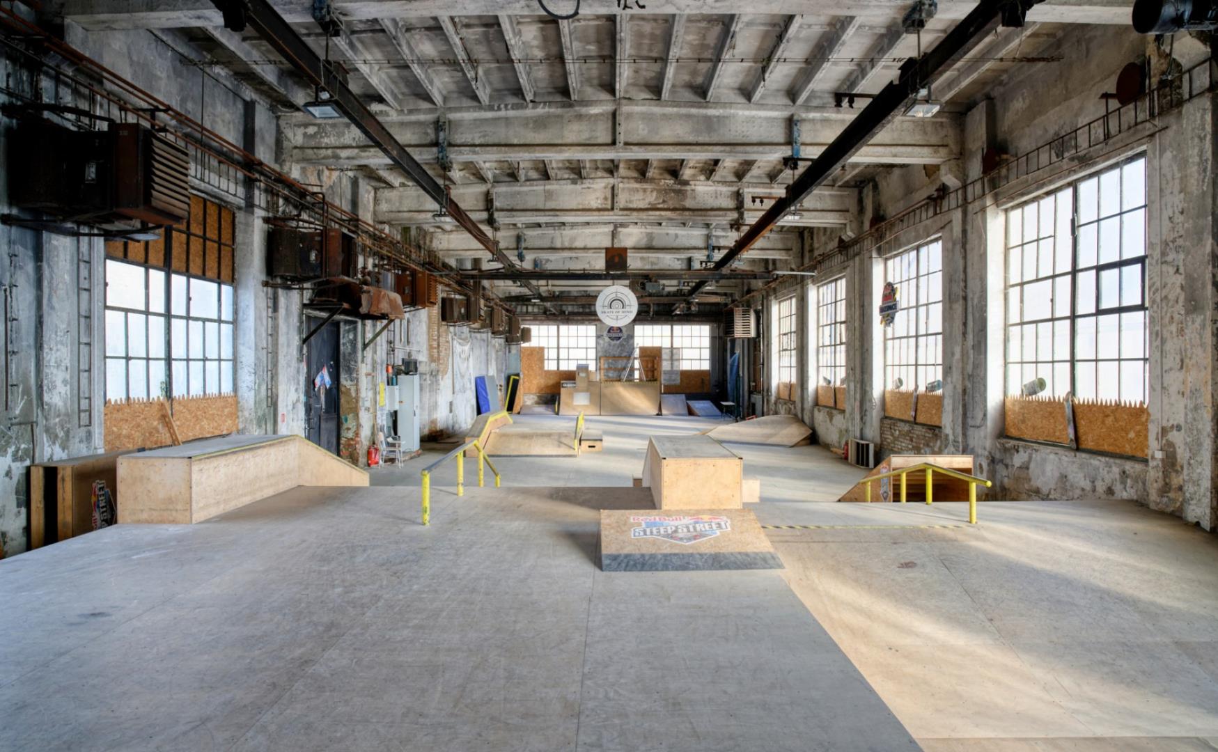 Industriální skateboardová hala MaxSpace ve Vysočanech 6