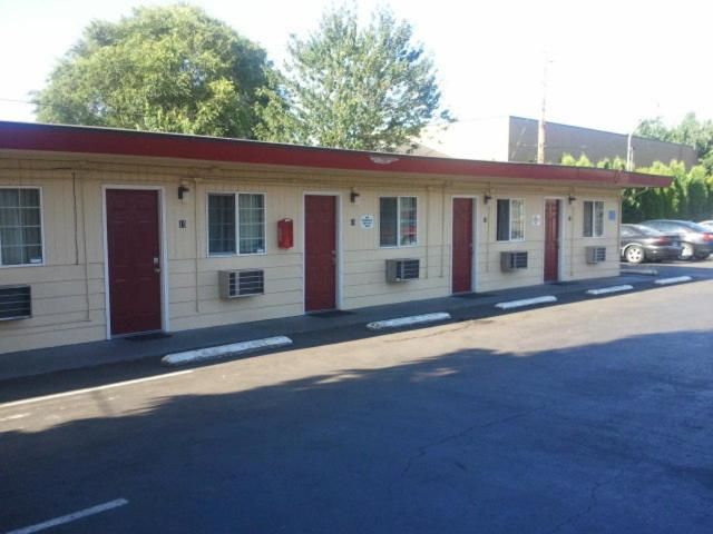Aaron Motel 9