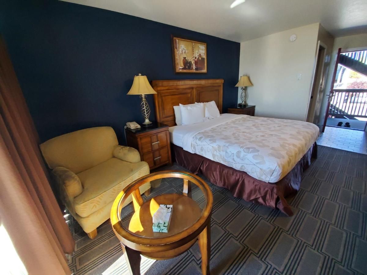 Water Front Inn 10