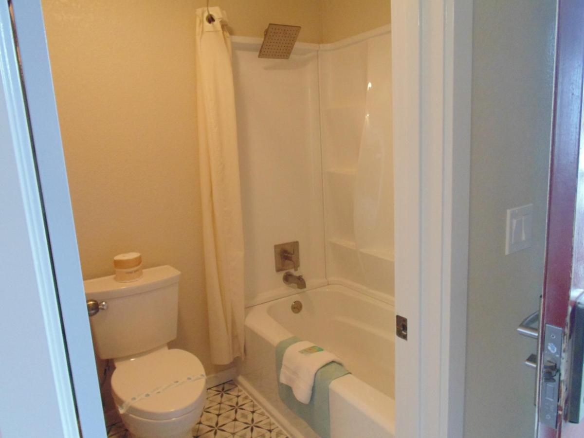Water Front Inn 8