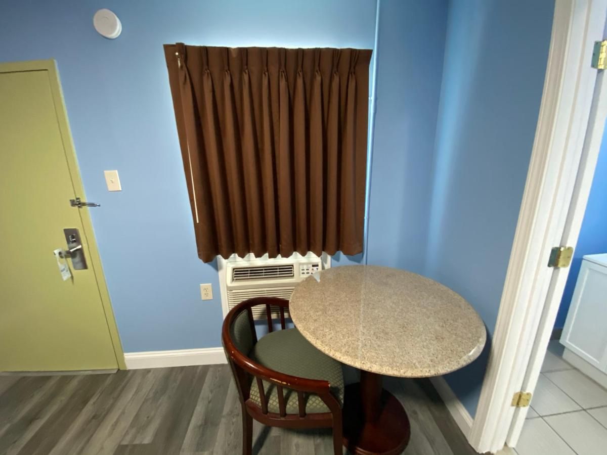 Red Carpet Inn & Suites Wrightstown 8