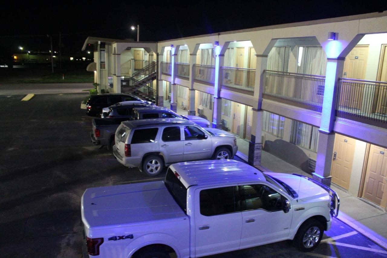 Hutchinson Inn 7