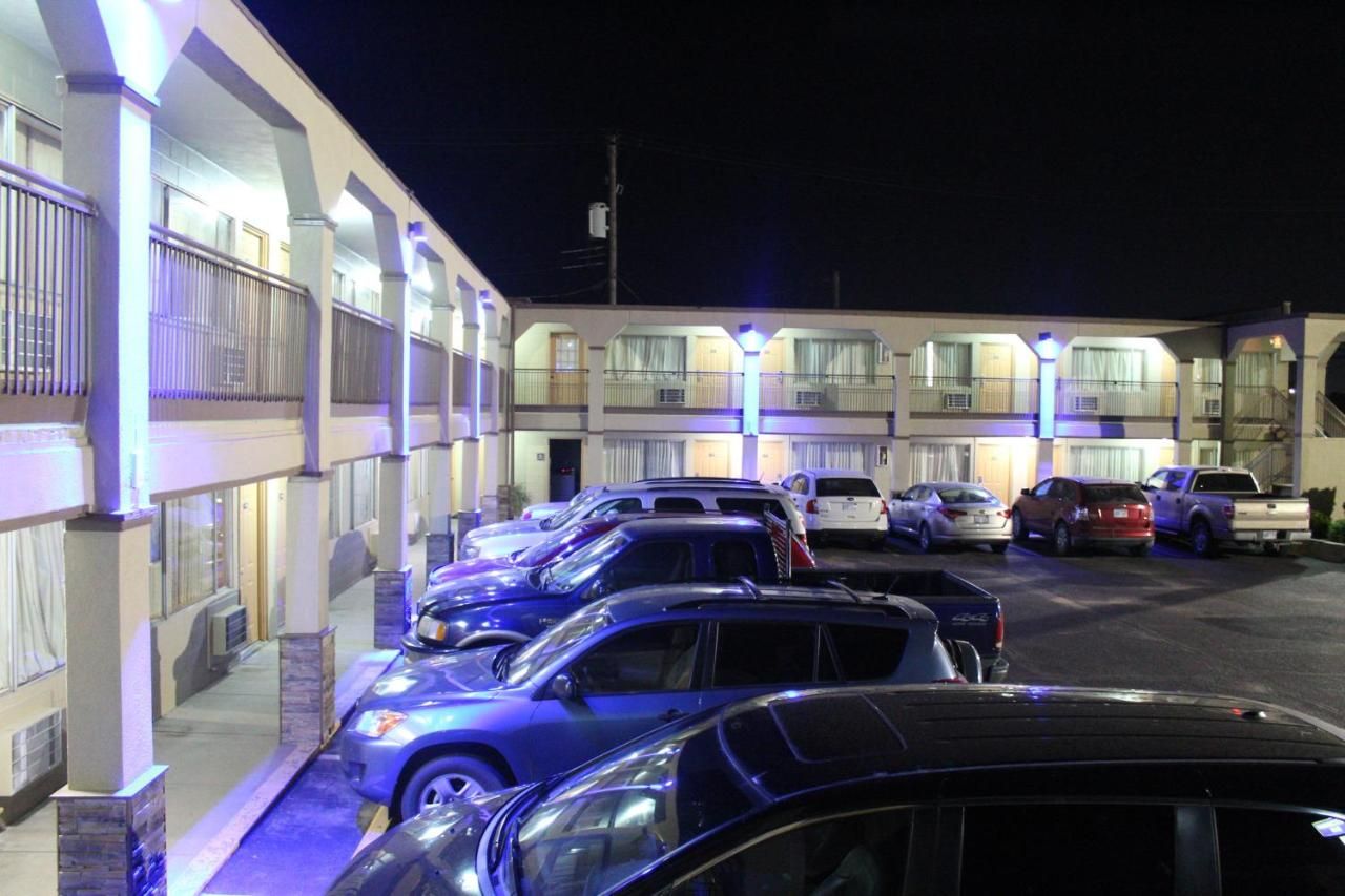 Hutchinson Inn 8