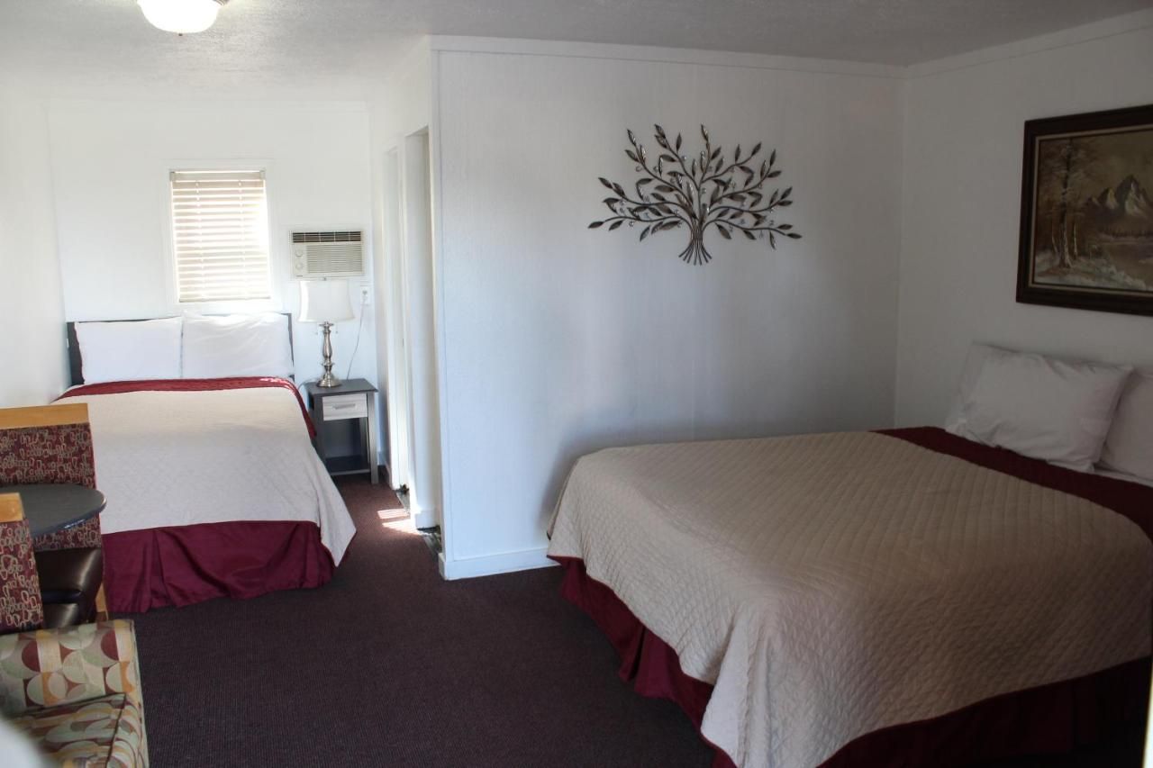 Chalet Motel 8