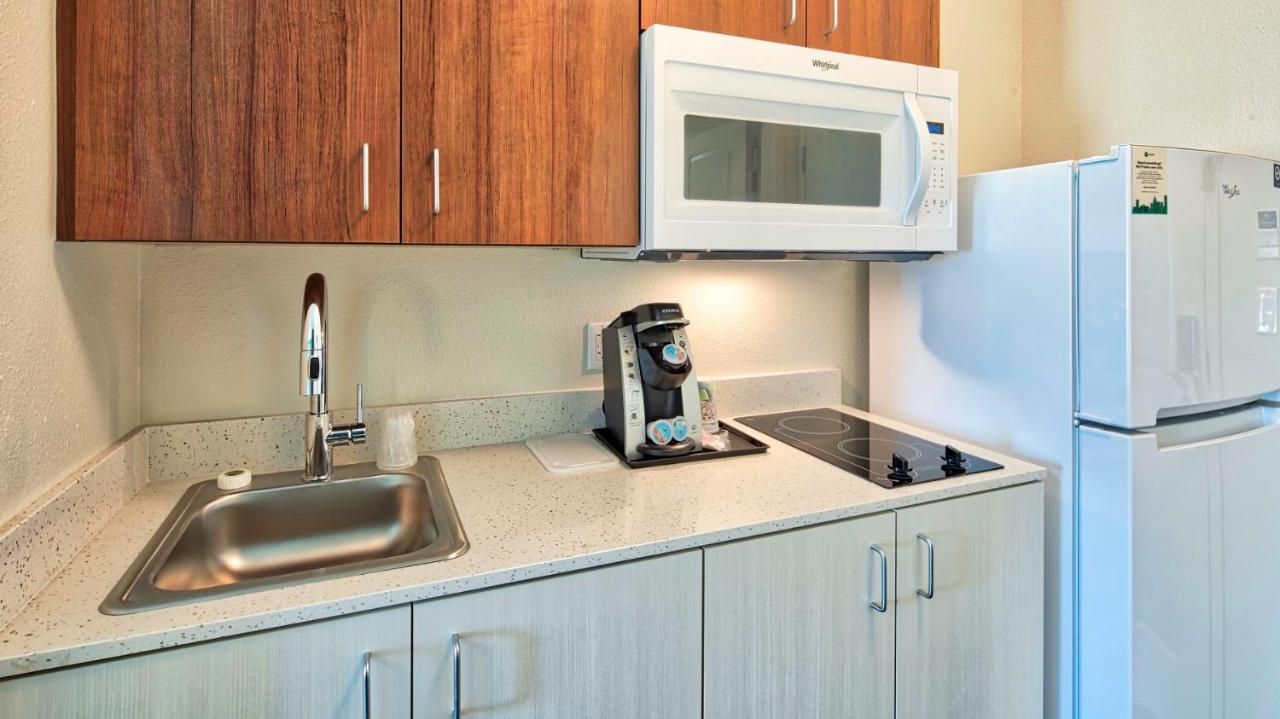 Uptown Suites Extended Stay Miami FL – Homestead 9