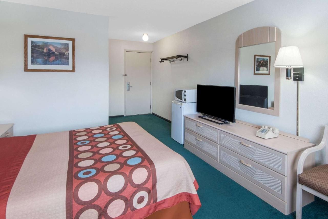 Super 8 by Wyndham Wooster 6