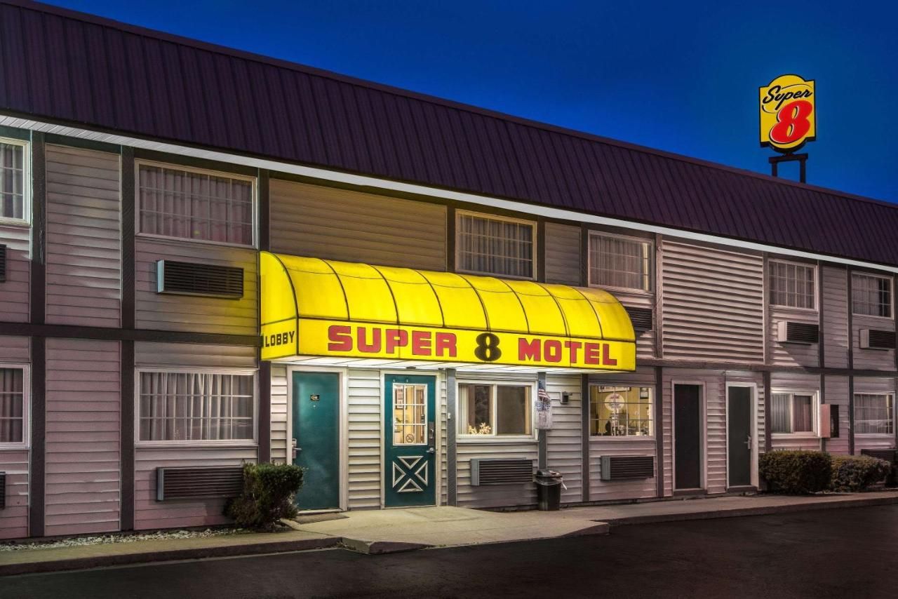 Super 8 by Wyndham Wooster 8
