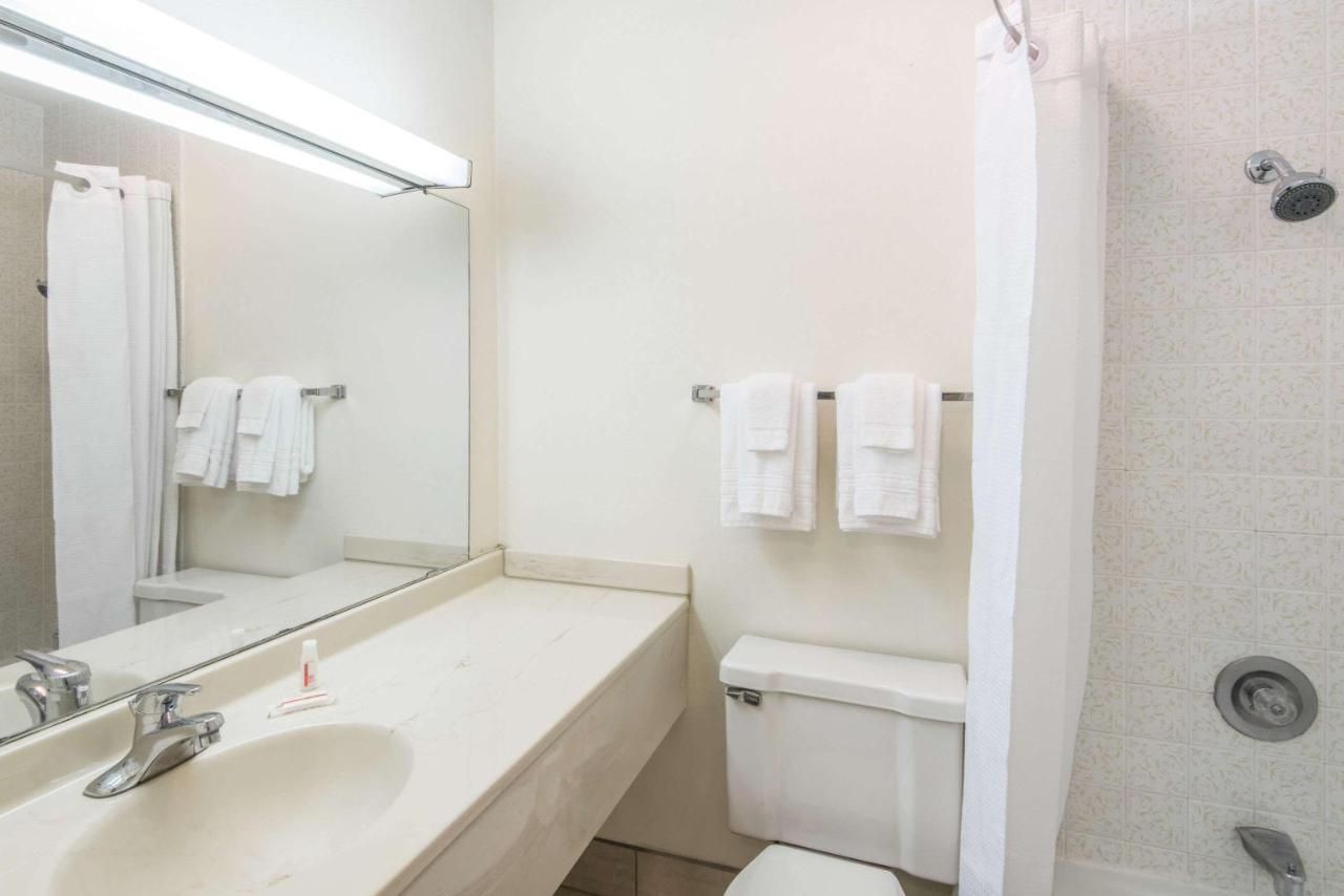 Super 8 by Wyndham Wooster 9