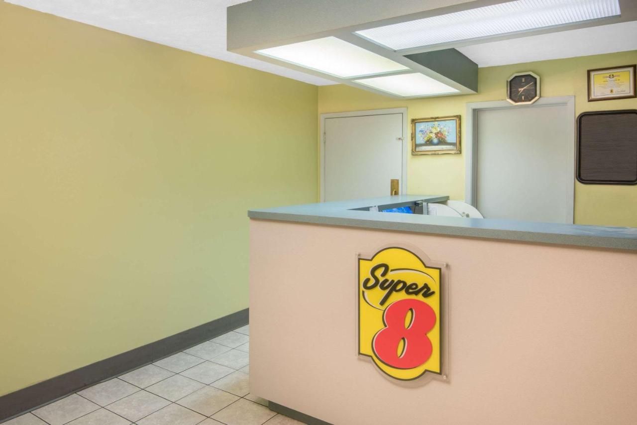 Super 8 by Wyndham Wooster 10