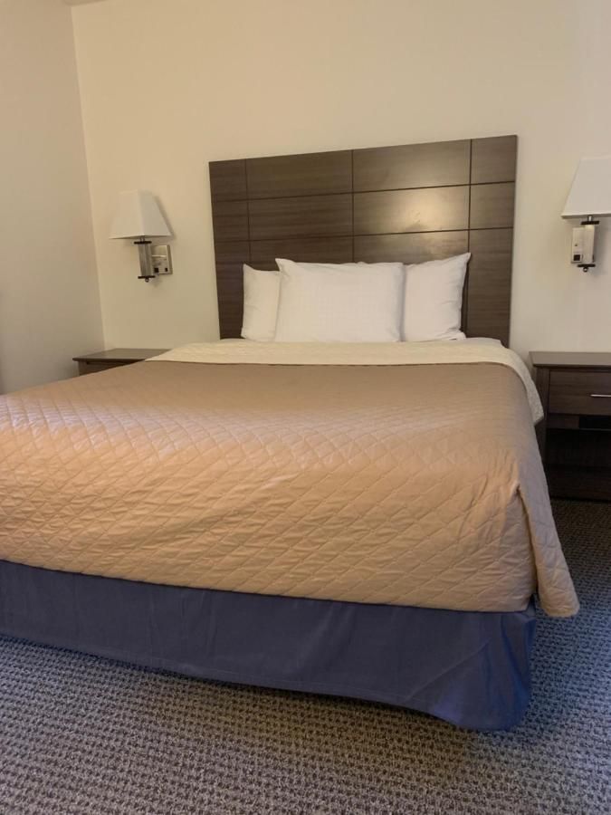Lakes Area Inn 10