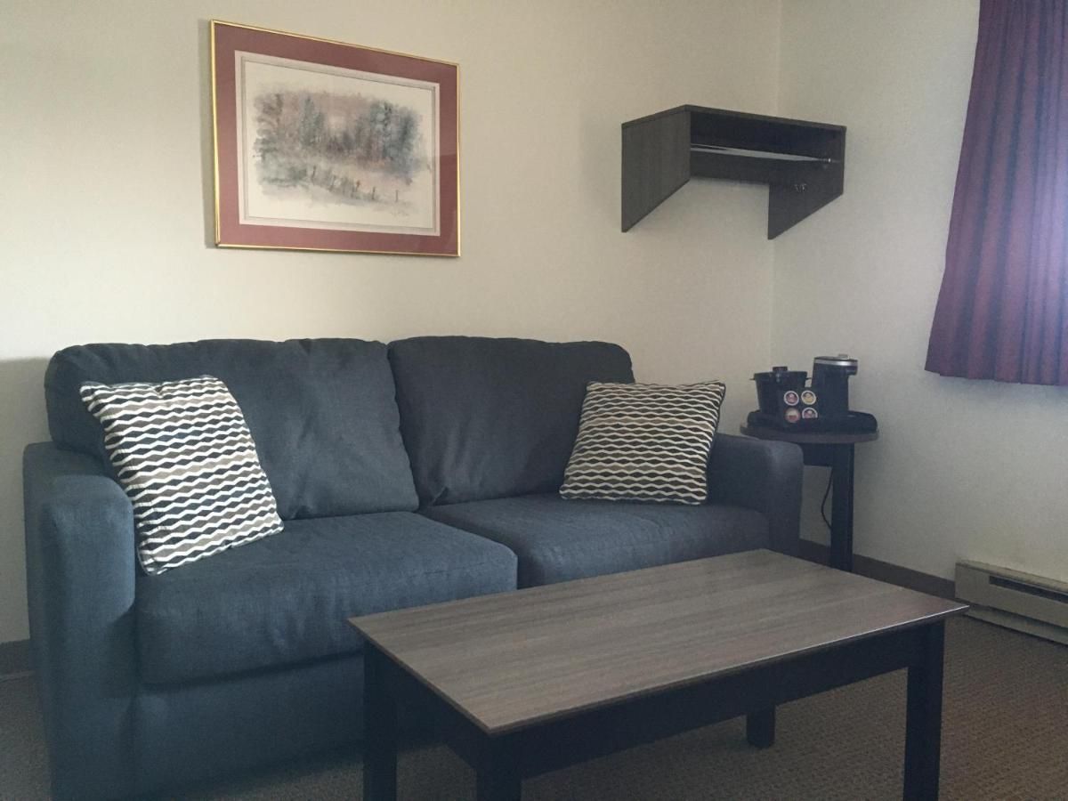 Lakes Area Inn 7