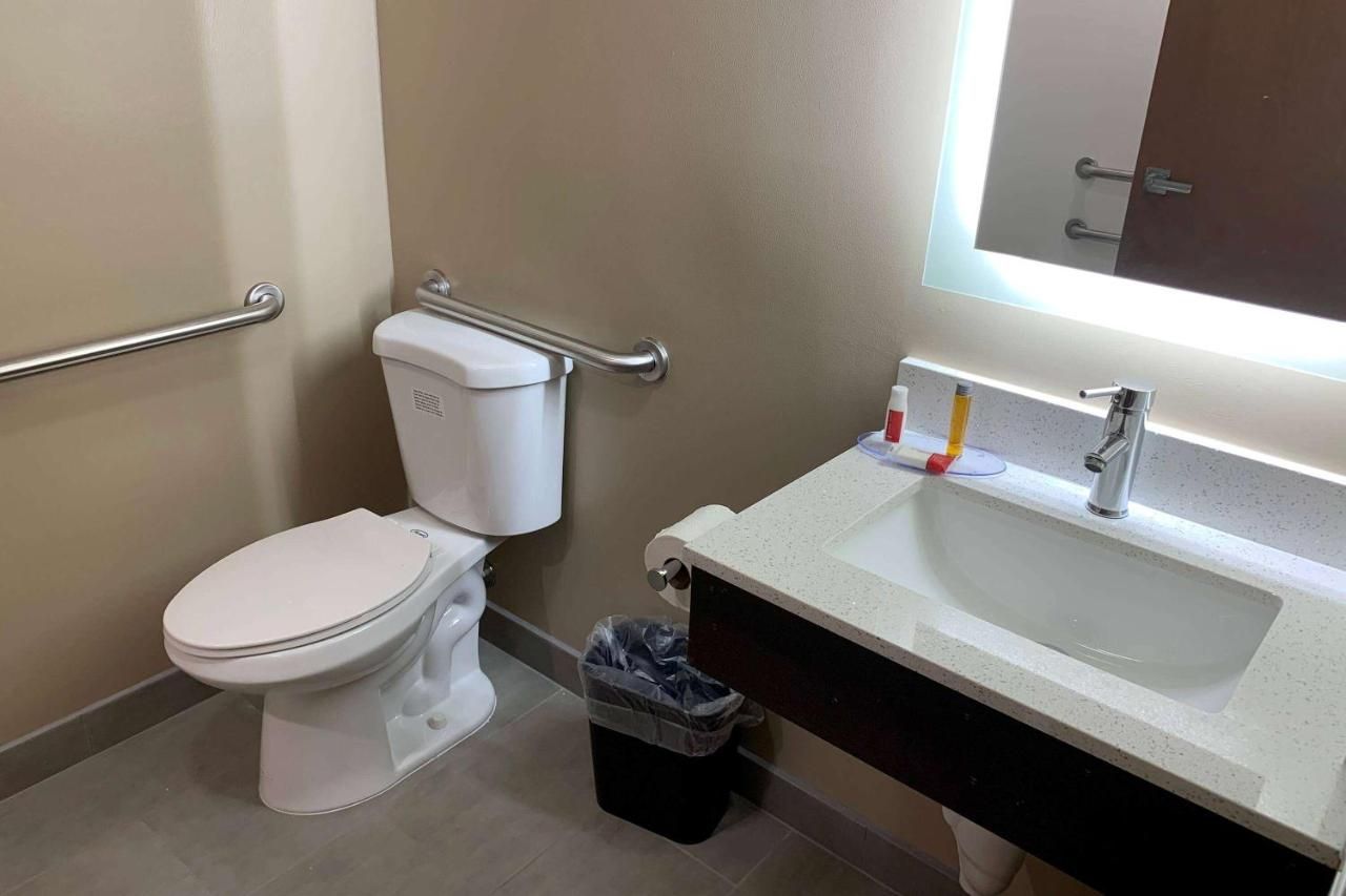 Super 8 by Wyndham Joliet 10