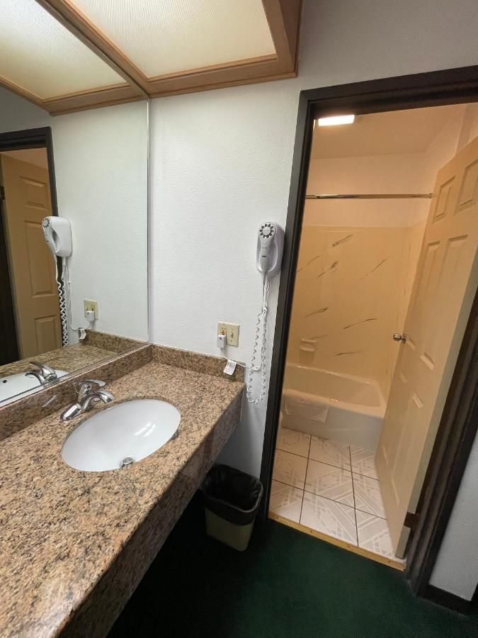 Chino Motel 8