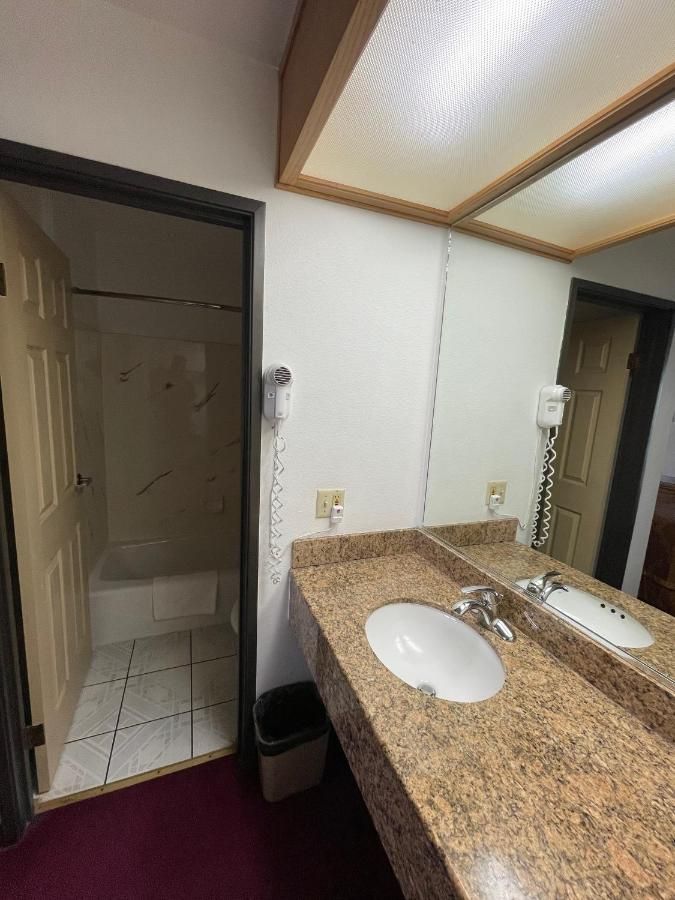 Chino Motel 10