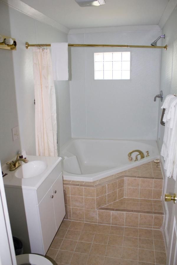 Budget Inn 6