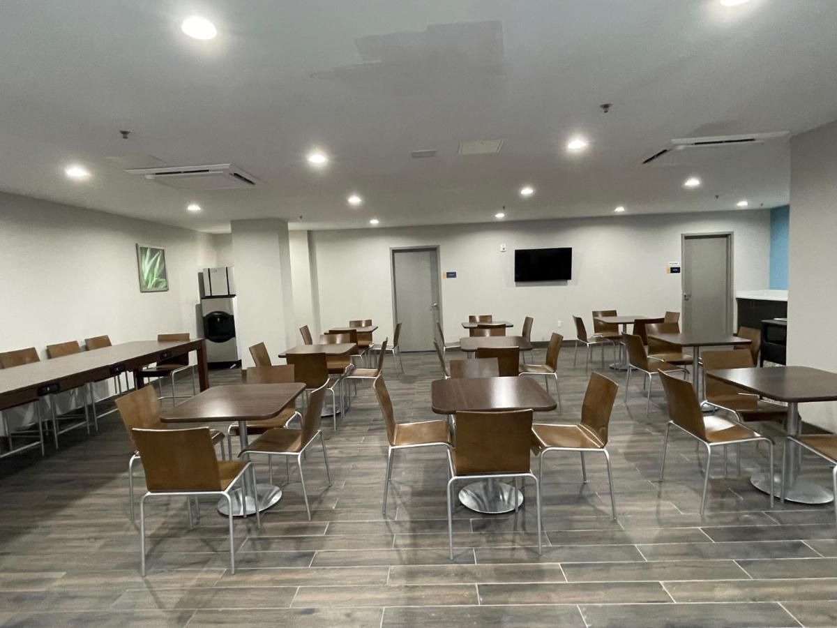 Days Inn by Wyndham Bronx NYC 8