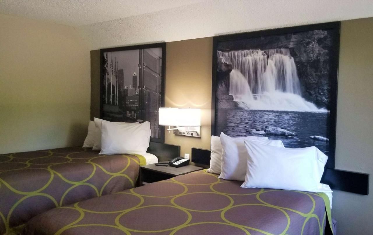 Super 8 by Wyndham Brownsburg 10