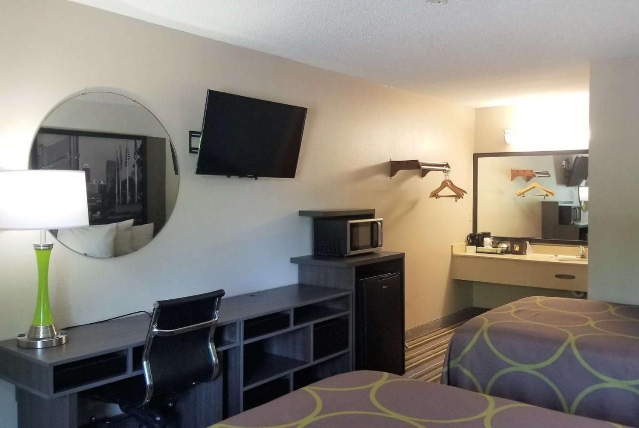 Super 8 by Wyndham Brownsburg 9