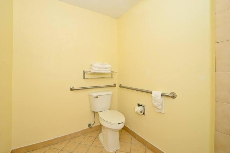 Manchester Heritage Inn & Suites 9