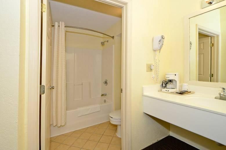 Manchester Heritage Inn & Suites 8