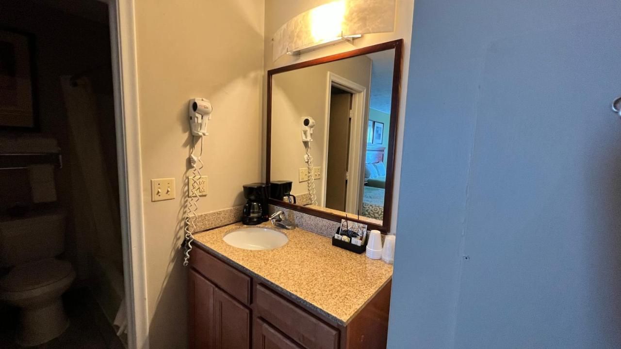 Capri Motel 7