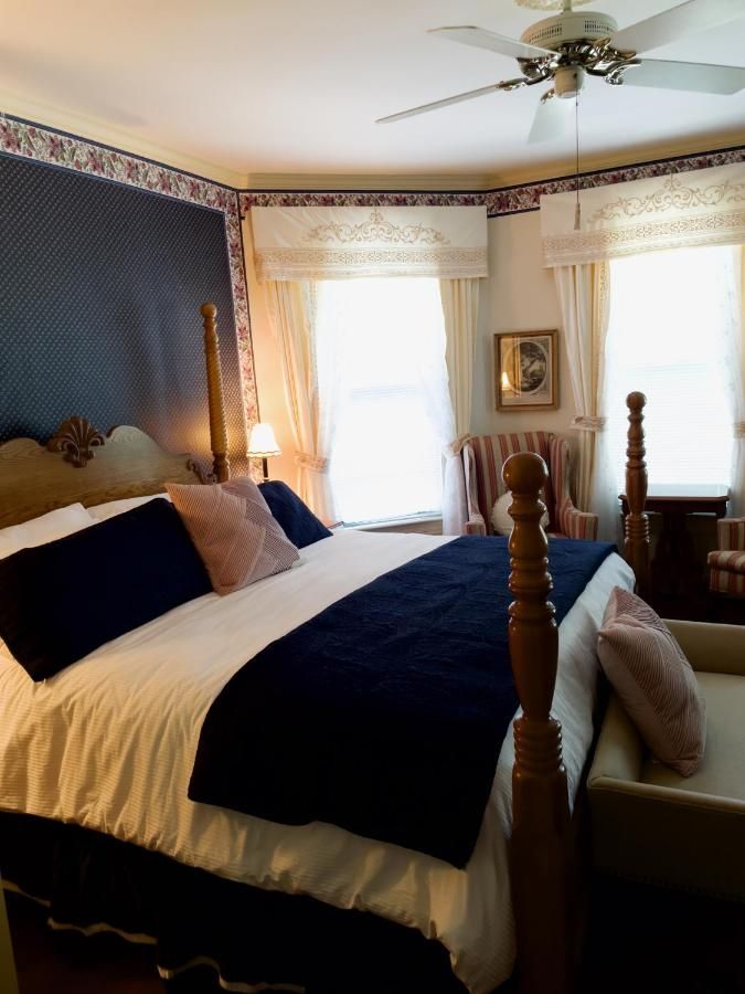 The Oaks Victorian Inn 9