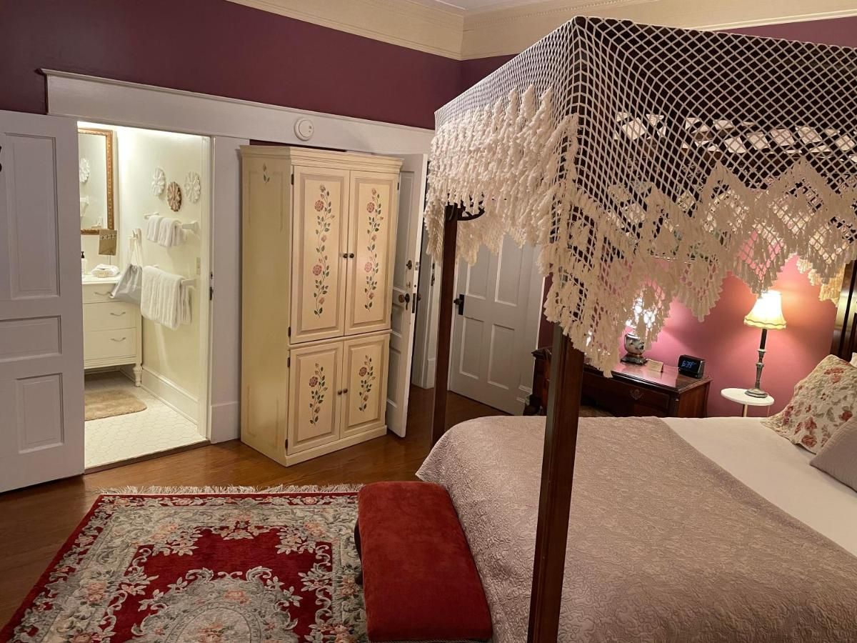 The Oaks Victorian Inn 8