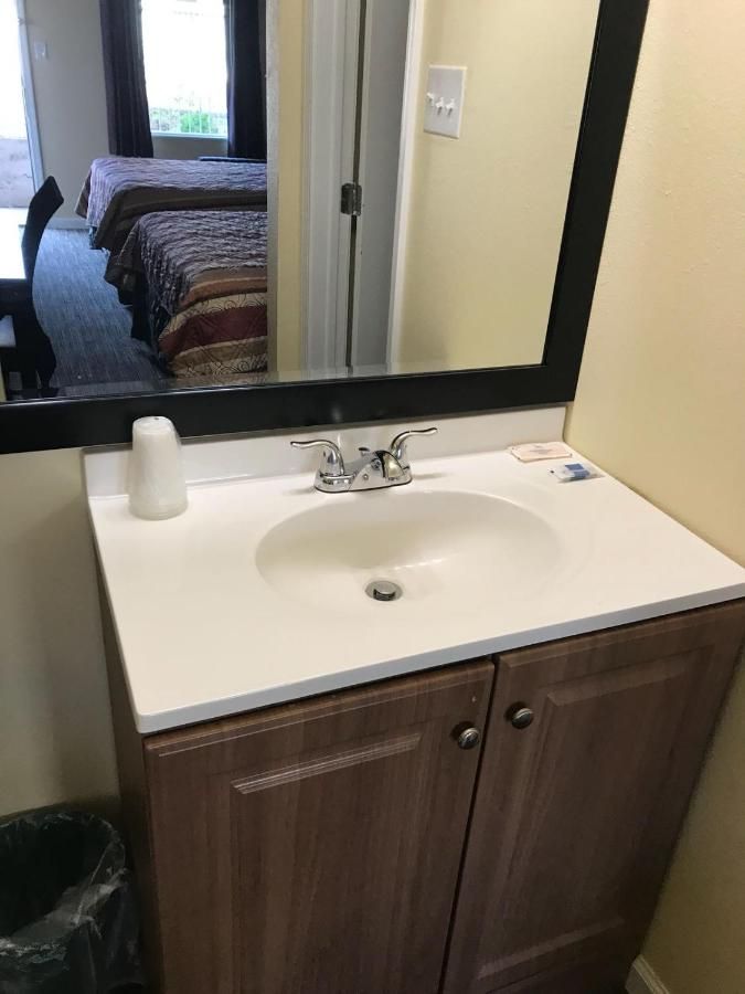 Village Motor Inn 8