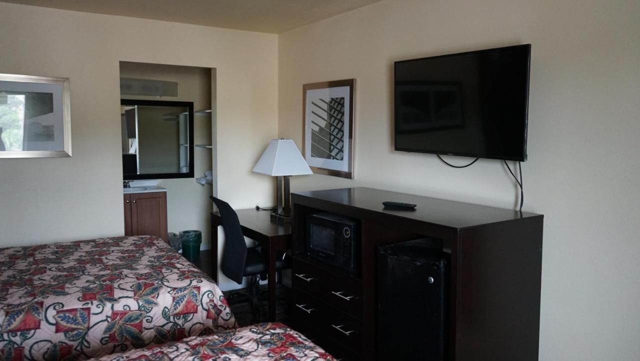 Village Motor Inn 6