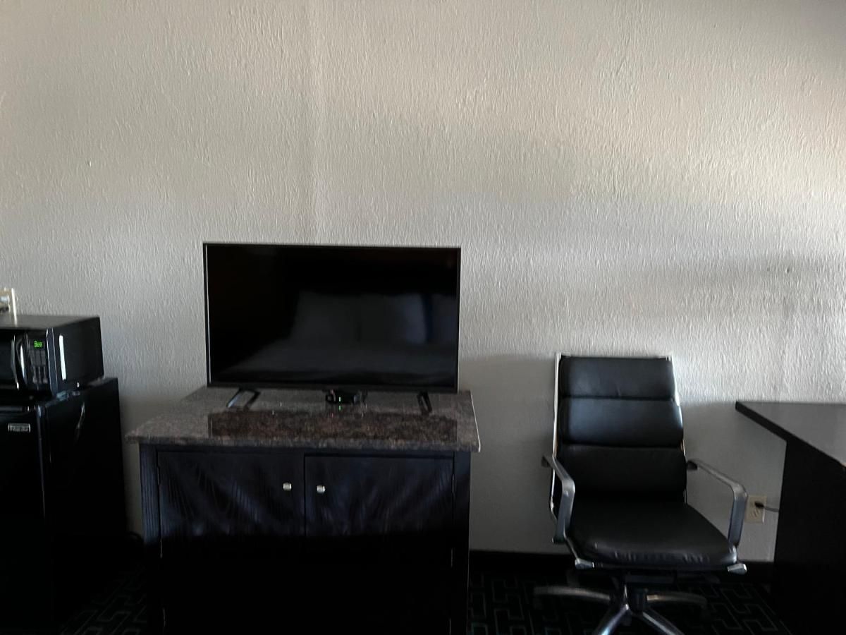 Express Inn & Suites 10