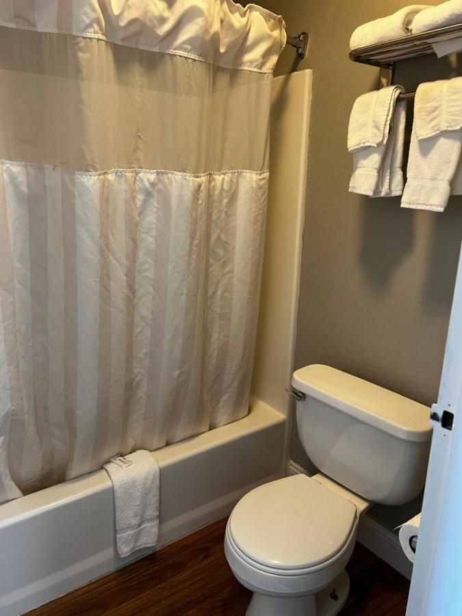 Express Inn & Suites 7