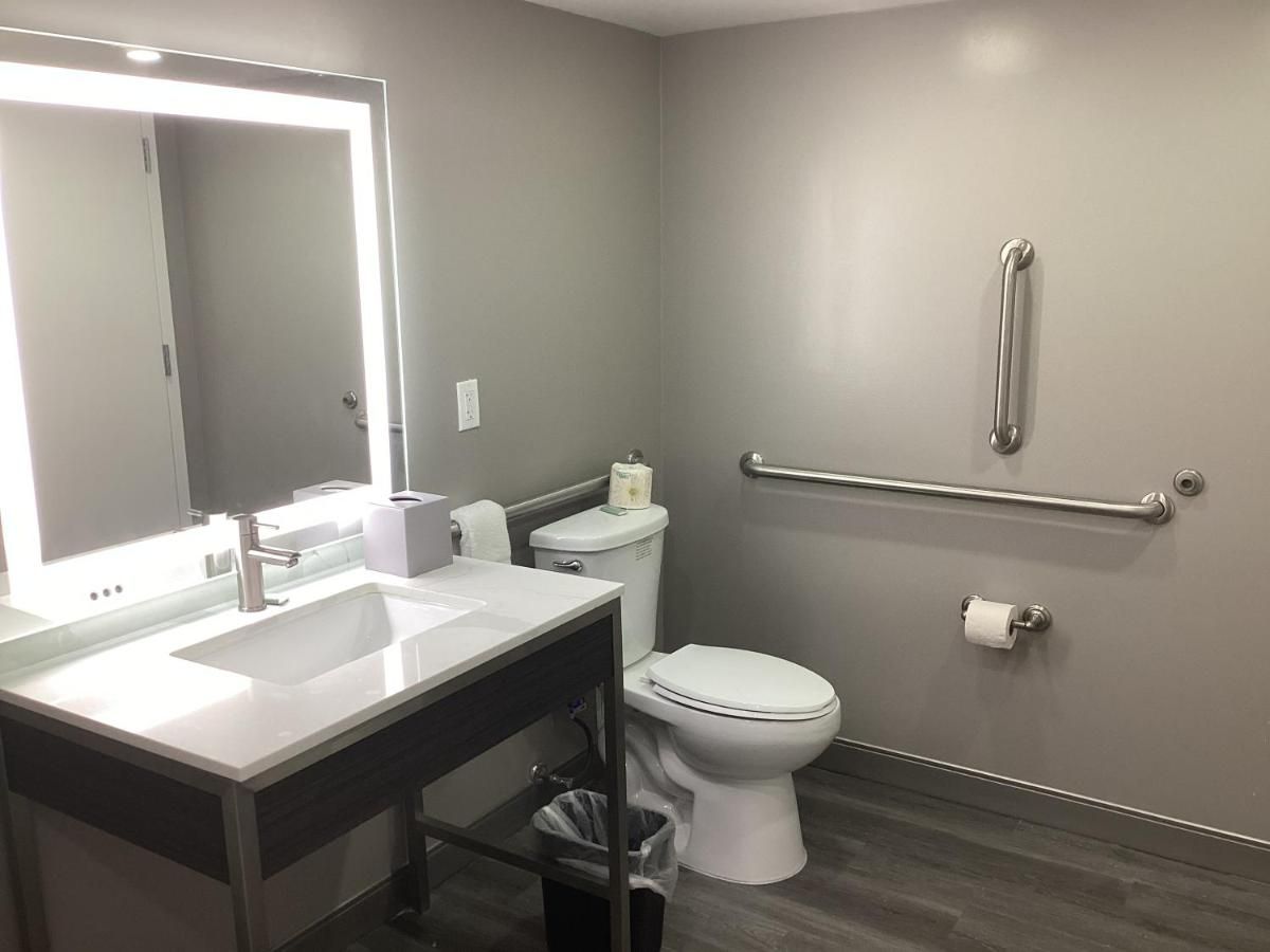 Super 8 by Wyndham Baltimore Northwest 8