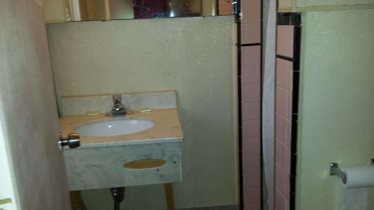 Hallmark Motel 7