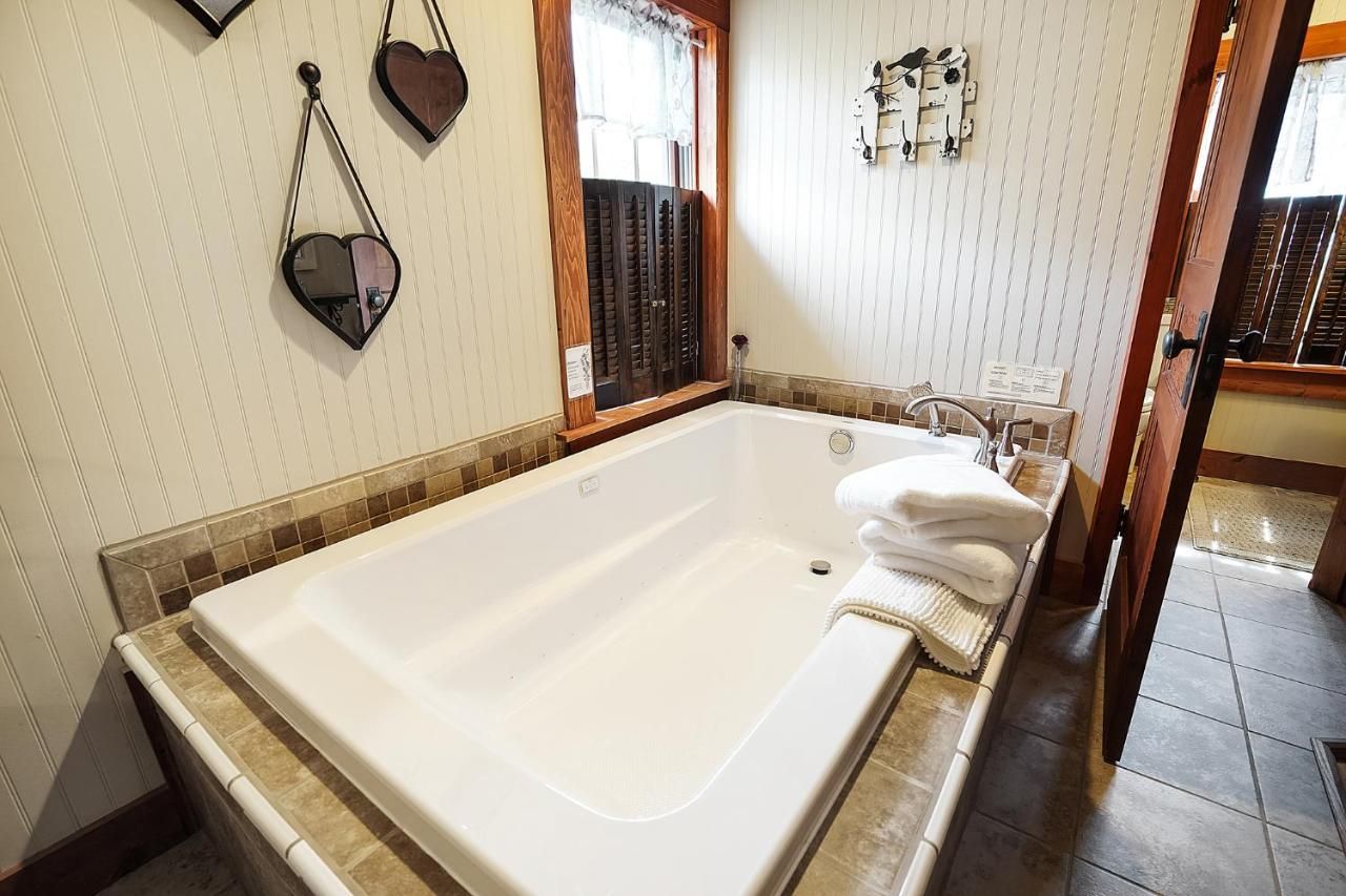 Hocking Hills Inn 8