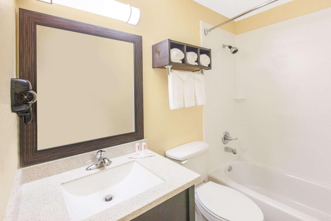 Days Inn by Wyndham Miami 9