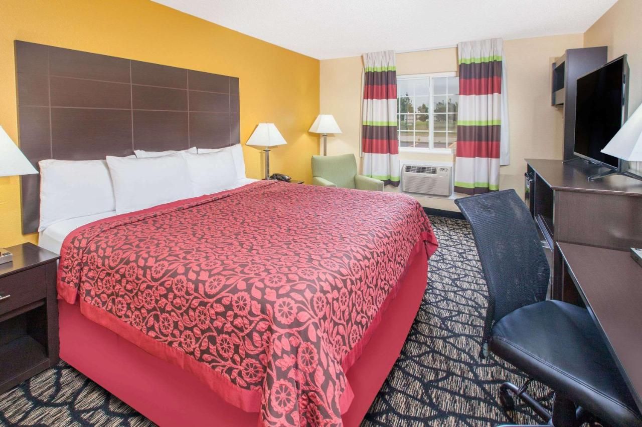 Days Inn by Wyndham Miami 8