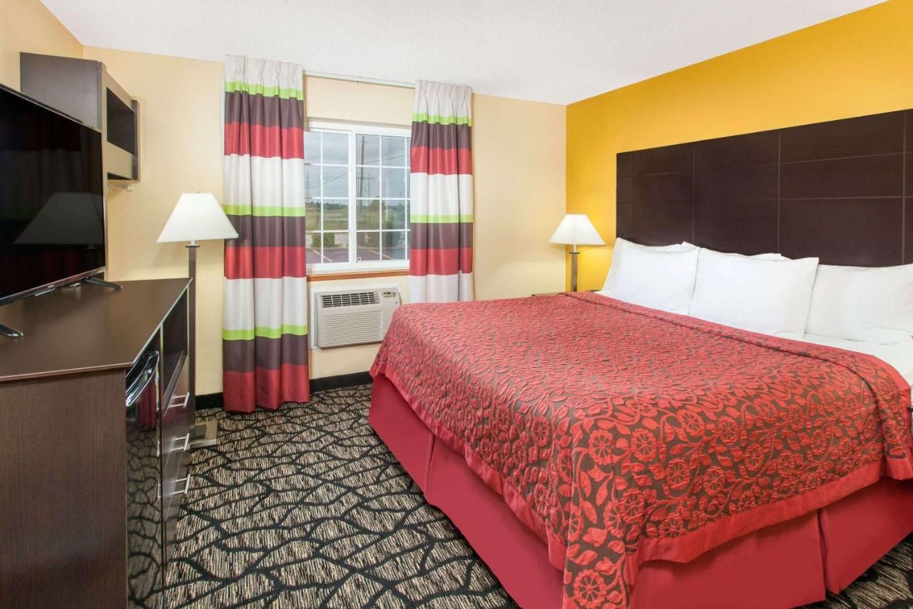 Days Inn by Wyndham Miami 7