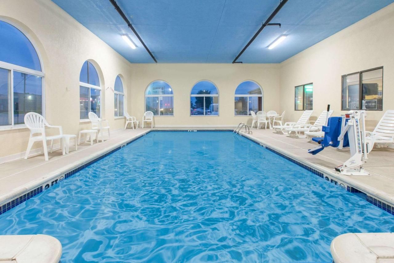 Days Inn by Wyndham Miami 10