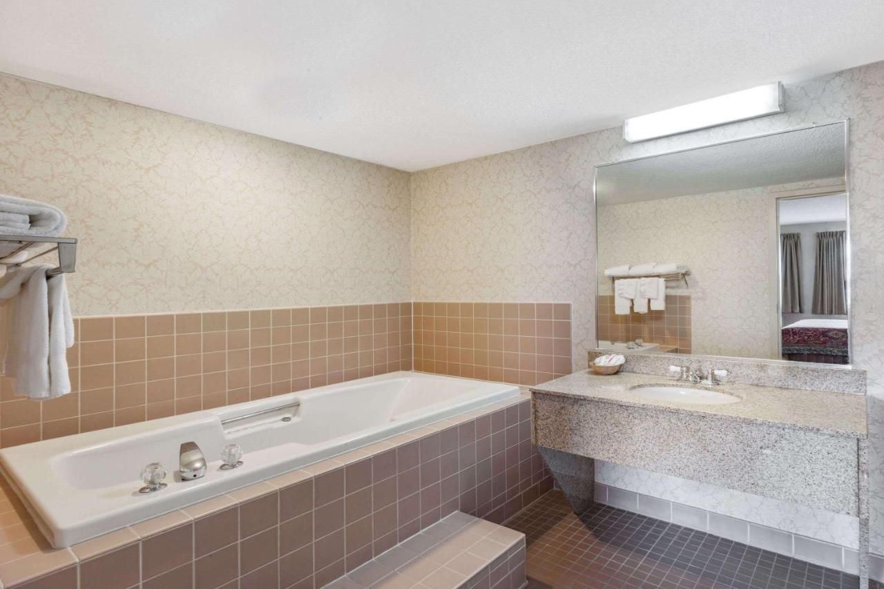 Travelodge by Wyndham Winchester 9
