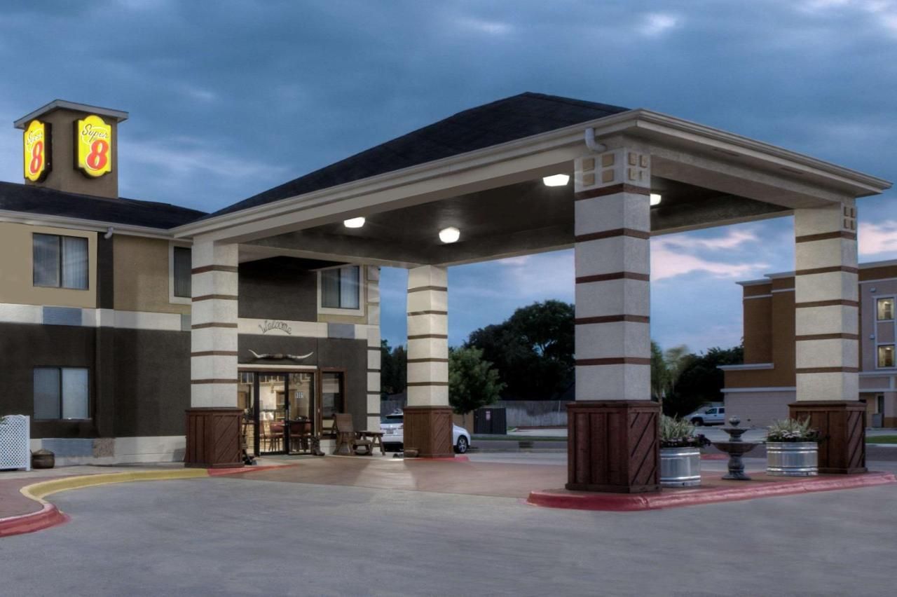 Super 8 by Wyndham Victoria/North/Mall Area 6