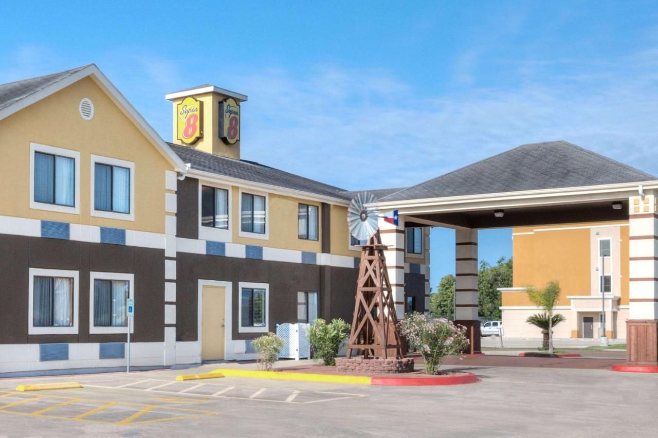 Super 8 by Wyndham Victoria/North/Mall Area 10