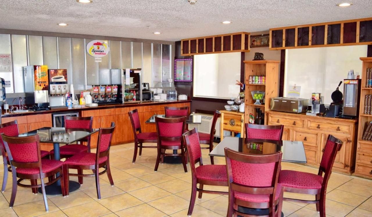 Super 8 by Wyndham Victoria/North/Mall Area 7