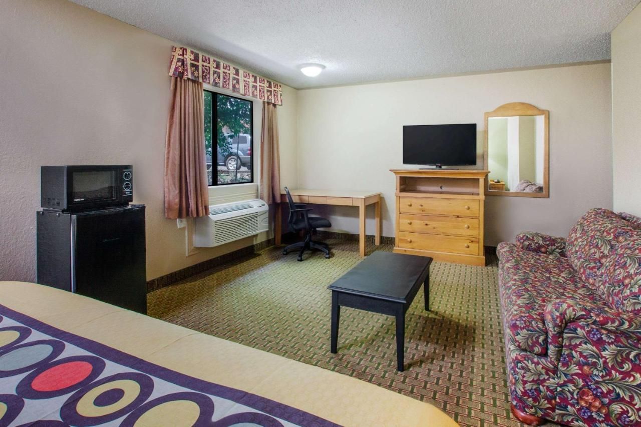 Super 8 by Wyndham Sherman 7