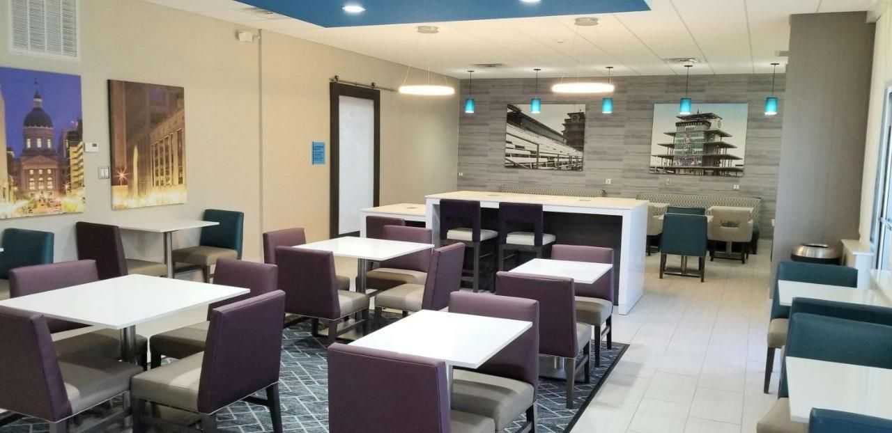 La Quinta Inn & Suites by Wyndham Indianapolis Downtown 9