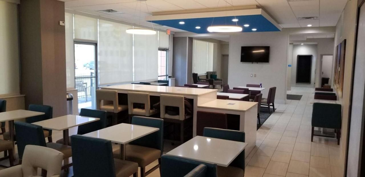 La Quinta Inn & Suites by Wyndham Indianapolis Downtown 8