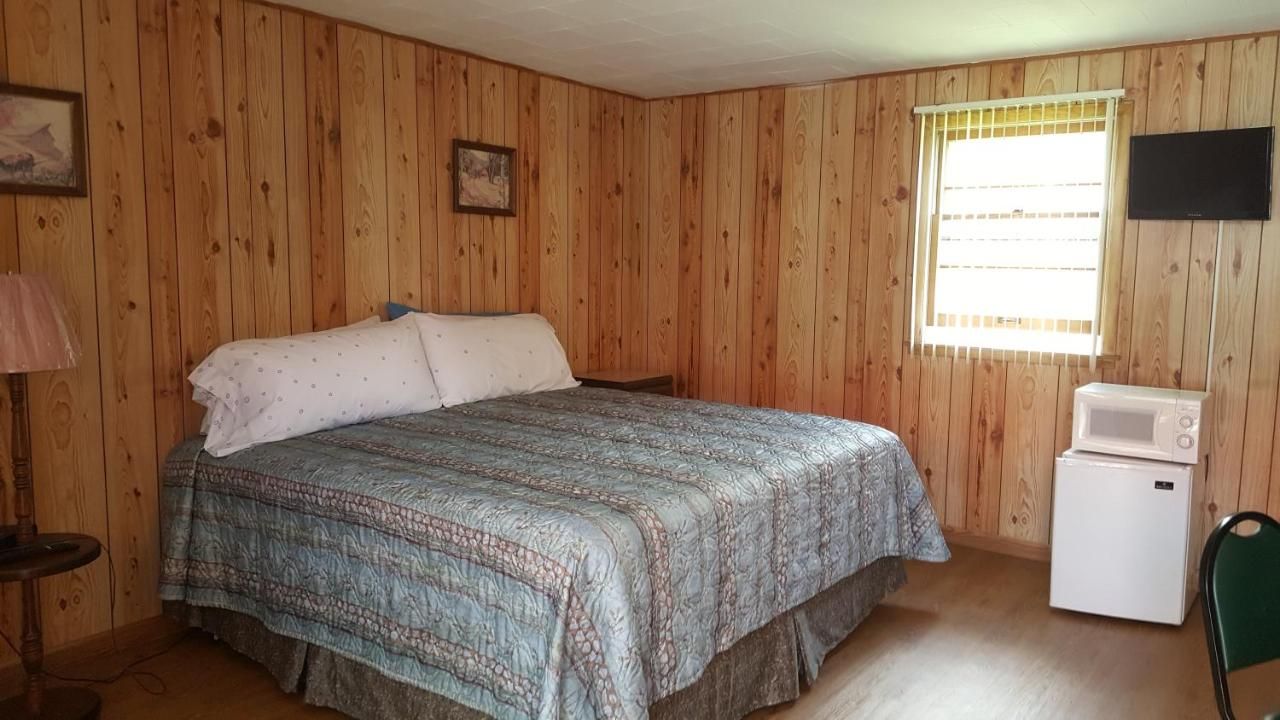 Alpine Motel in heart of Wisconsin Dells downtown. 8