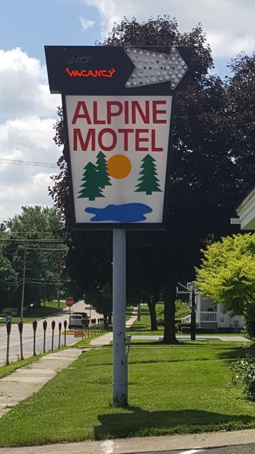 Alpine Motel in heart of Wisconsin Dells downtown. 10