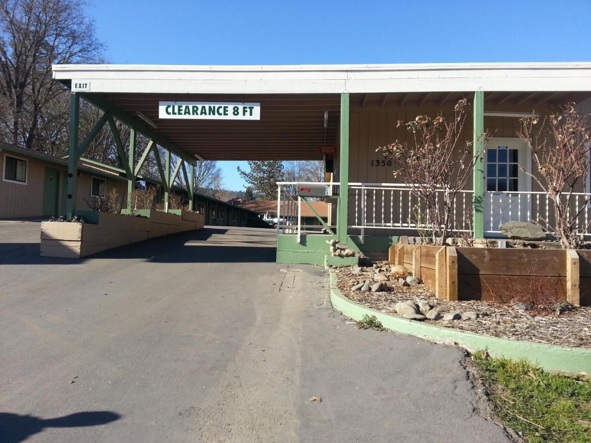 Pine Cone Motel 7