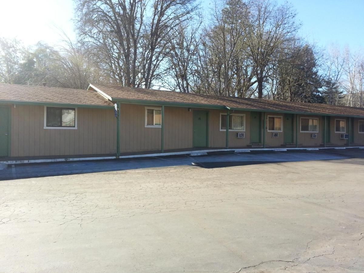 Pine Cone Motel 9